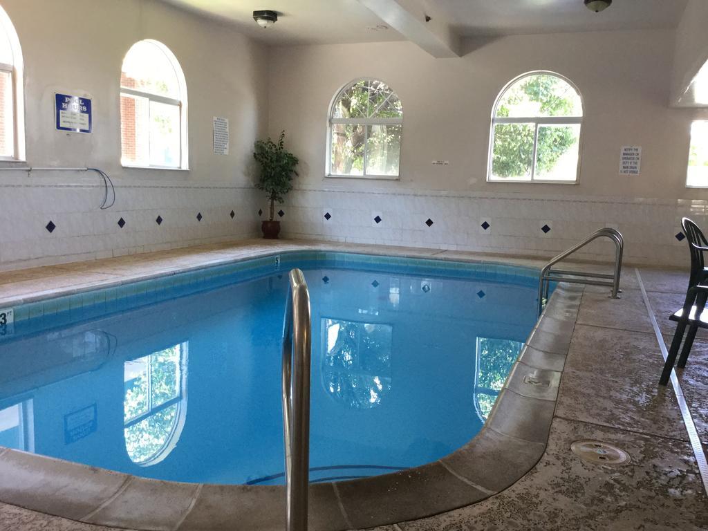 Americas Best Value Inn And Suites Saint Charles Exteriör bild