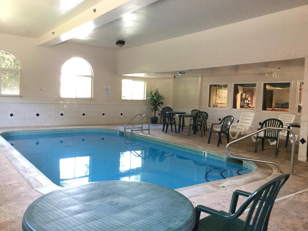 Americas Best Value Inn And Suites Saint Charles Exteriör bild