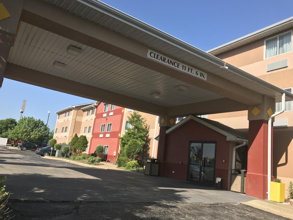 Americas Best Value Inn And Suites Saint Charles Exteriör bild